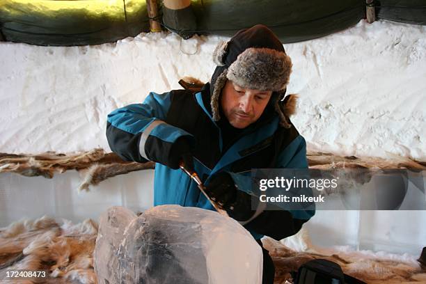 man carving ice - fries stockfoto's en -beelden