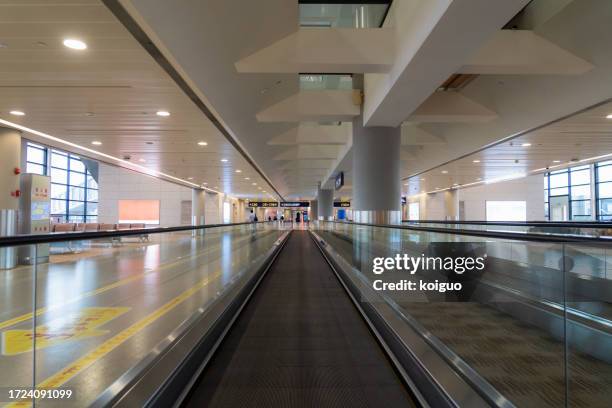 airport terminal moving walkway - moving walkway airport stock pictures, royalty-free photos & images
