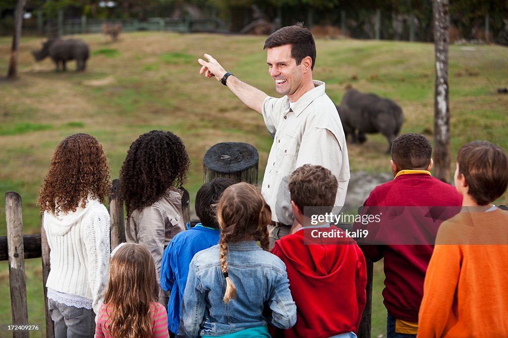 Zoowärter mit Gruppe von Kindern im rhino Ausstellung