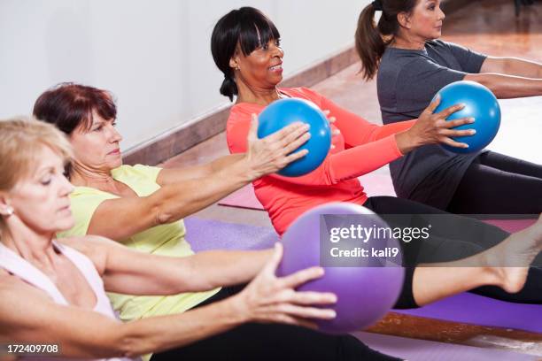 clase de ejercicios con las pelotas para ejercicios - yoga ball fotografías e imágenes de stock