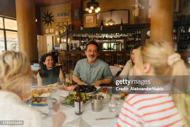 gruppe von freunden beim brunch in einem restaurant - generation x stock-fotos und bilder