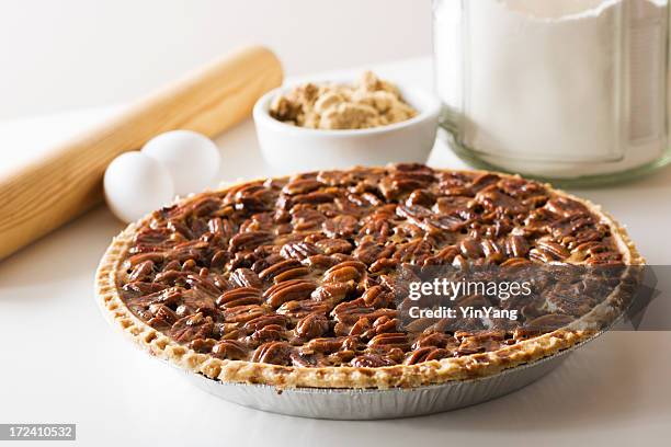 pecan pie, frisch gebackene weihnachten dessert mit zutaten, rolling pin - pecannusstorte stock-fotos und bilder