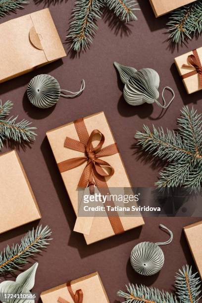 brown gift boxes with gift tag paper decorations and christmas tree branch - gift tag and christmas stockfoto's en -beelden
