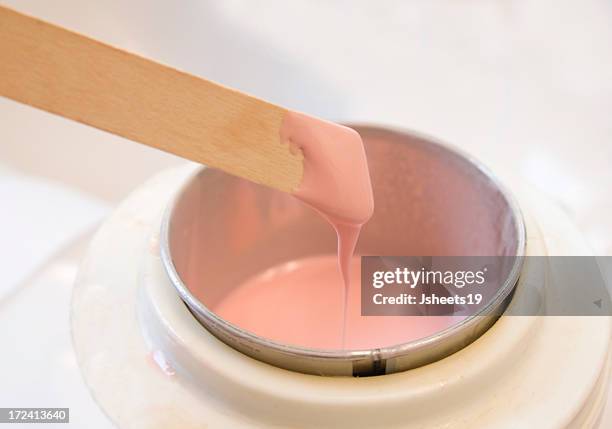 hot pink wax used for hair removal - 蠟 個照片及圖片檔