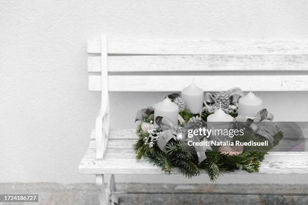 advent wreath with four candles on white house bench. - white house christmas stock pictures, royalty-free photos & images