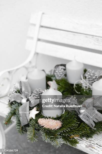 advent wreath with four candles on white house bench. - white house christmas stock pictures, royalty-free photos & images