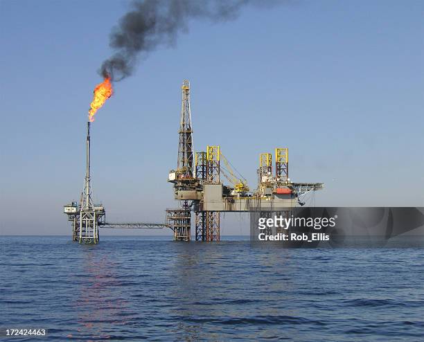 石油プラットフォーム - 燃焼煙突 ストックフォトと画像