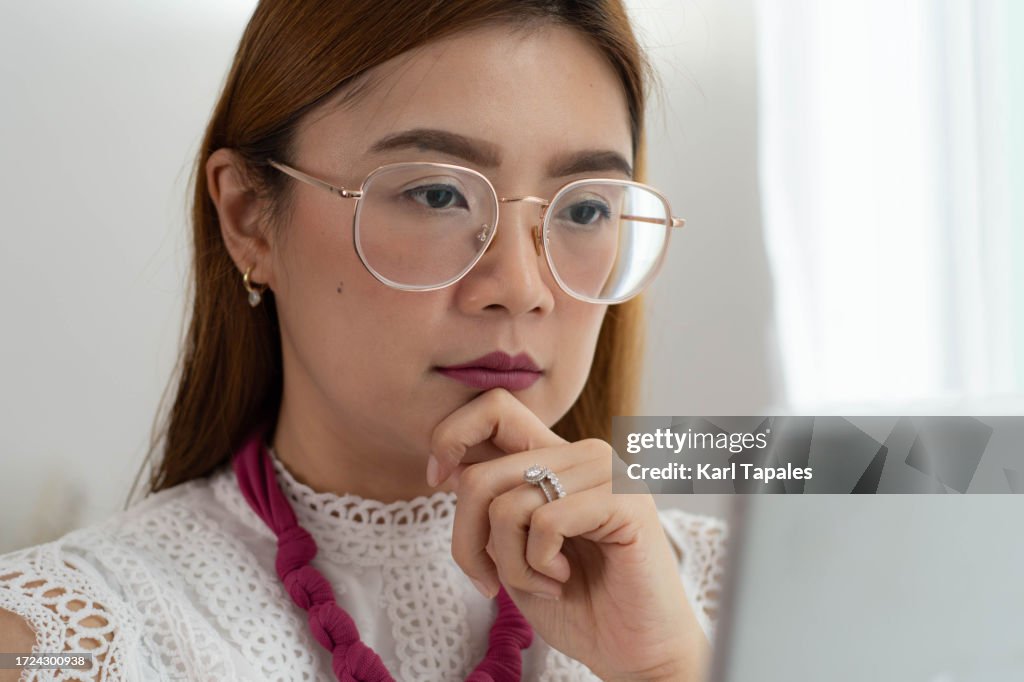 Fraud Expression A Southeast Asian Woman With Negative Facial Expression Is A Victim Of ...
