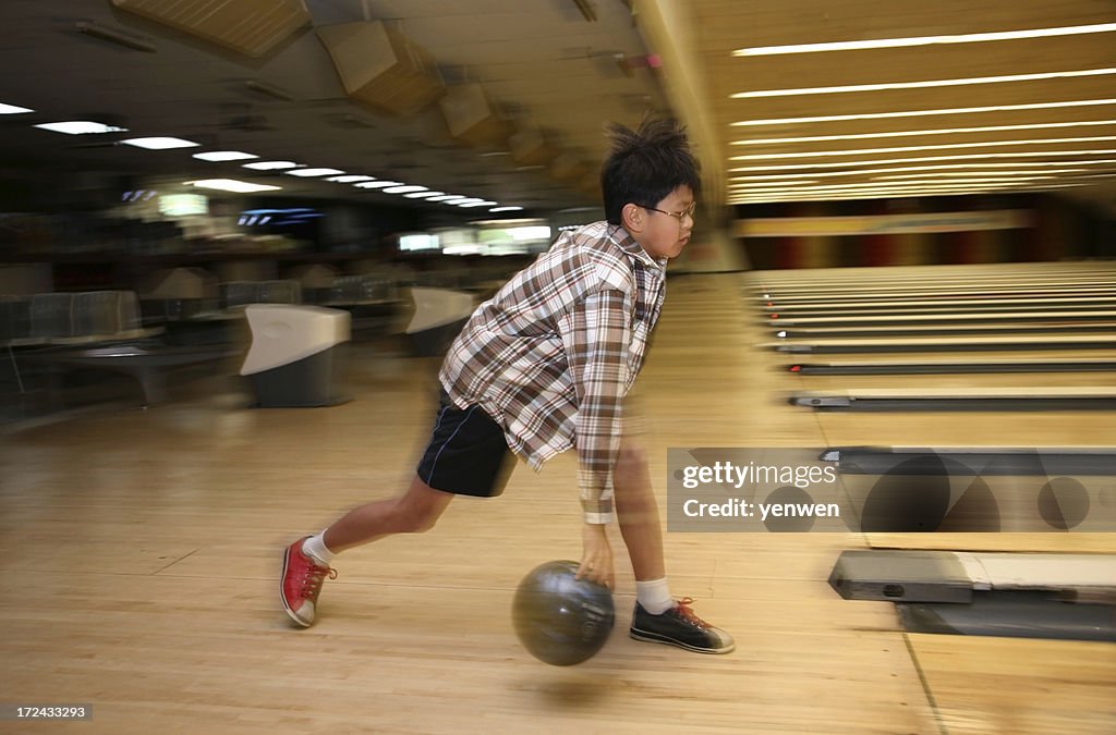 Jungen spielen Bowling