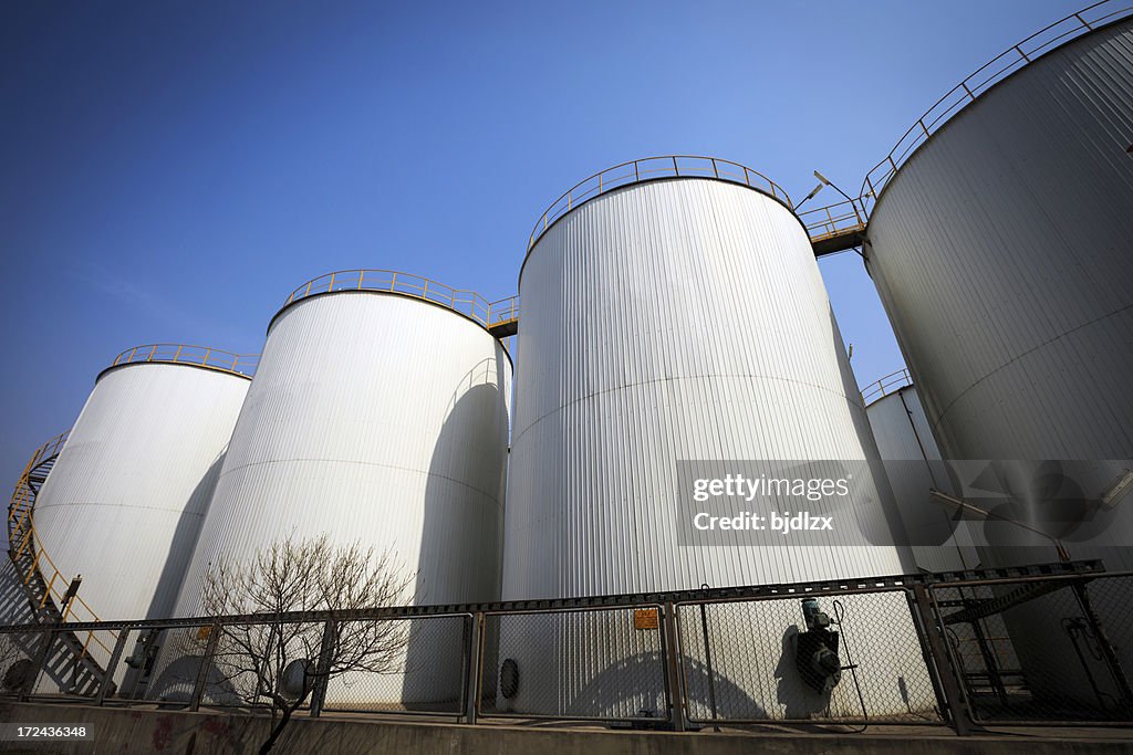 Tanques de armazenamento de petróleo