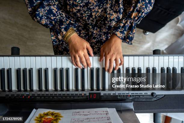 high angle view of a keyboardist performing synthesizer - instrumento musical de tecla imagens e fotografias de stock
