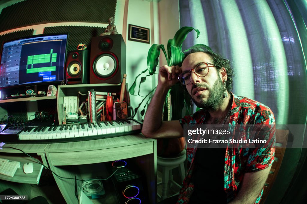 Porträt eines Musikproduzenten im Musikstudio