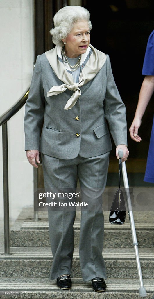 Queen Elizabeth Leaves Hospital After Knee Surgery