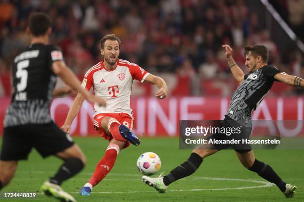 Harry Kane of Bayern Munich controls the ball whilst under pressure from Manuel Gulde and Maximilian Philipp of Sport-Club Freiburg during the...