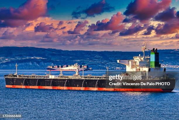 ballast water emptying - ballast stock pictures, royalty-free photos & images