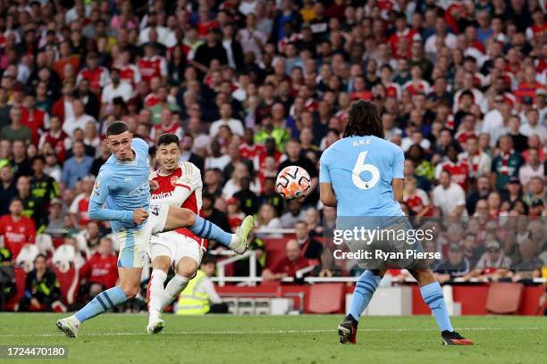 Gabriel Martinelli of Arsenal scores their sides first goal during the Premier League match between Arsenal FC and Manchester City at Emirates...