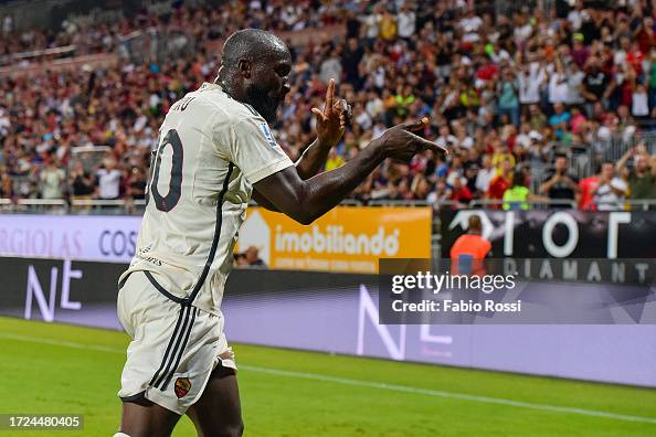 Romelu Lukaku of AS Roma celebrates after scored the fourth goal for