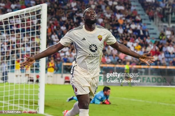 Romelu Lukaku of AS Roma celebrates after scored the fourth goal for his team during the Serie A TIM match between Cagliari Calcio and AS Roma at...