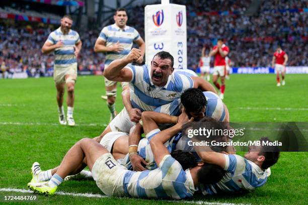 Agustín Creevy of Argentina celebrates with his teammates after their second try during the Rugby World Cup France 2023 Quarter Final match between...