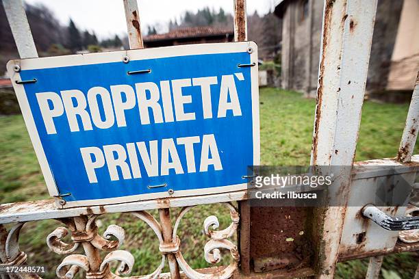 italian private property sign on rusty gate - private property stock pictures, royalty-free photos & images