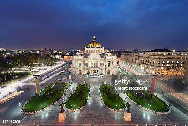 palace of fine arts in mexico city - paleis voor schone kunsten stockfoto's en -beelden
