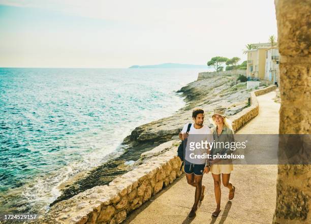 junges erwachsenes paar genießt eine wanderung entlang der küste der côte d'azur in südfrankreich. - region provence alpes côte dazur stock-fotos und bilder