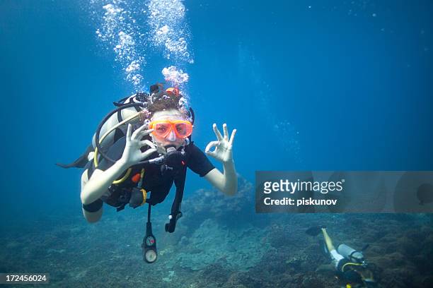 scuba tauchen - scuba diving girl stock-fotos und bilder