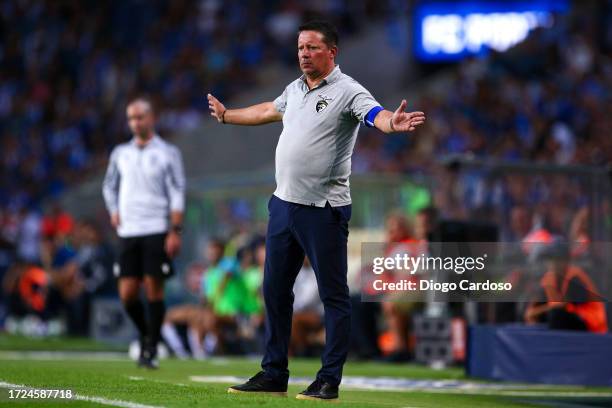 Head Coach Paulo Sergio of Portimonense SC gestures during the Liga Portugal Bwin match between FC Porto and Portimonense SC at Estadio do Dragao on...