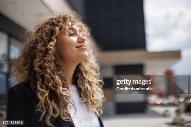 businesswoman relaxing outdoor - fresh breath stockfoto's en -beelden