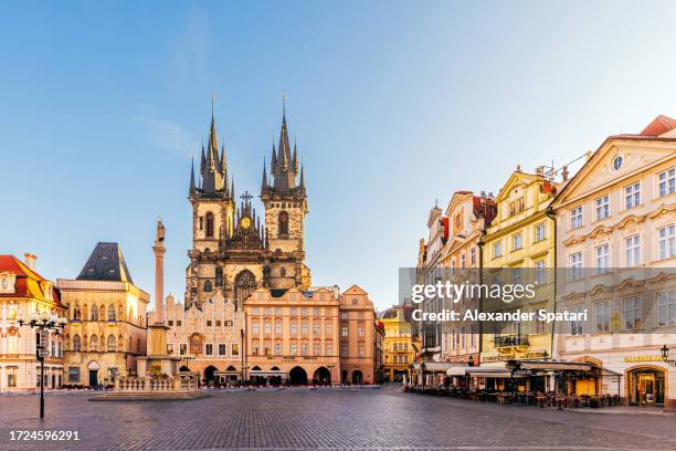 old town square (staromestske namesti) on a sunny morning, prague, czech republic - prag stock-fotos und bilder
