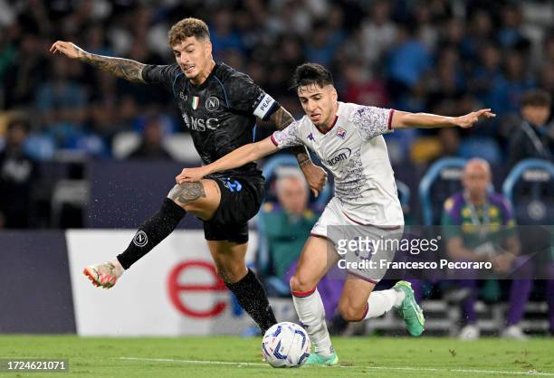 Fabiano Parisi of ACF Fiorentina competes for the ball with Giovanni Di Lorenzo of SSC Napoli during the Serie A TIM match between SSC Napoli and ACF...