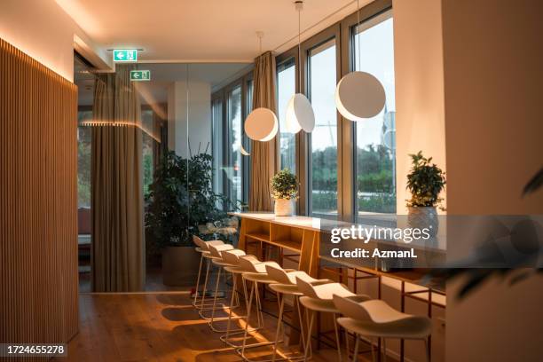 stilvolle business-büro-nachtaufnahme - kleines büro stock-fotos und bilder