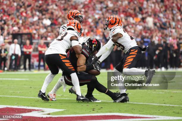 Zach Ertz of the Arizona Cardinals catches a touchdown pass against the Cincinnati Bengals during the second quarter at State Farm Stadium on October...