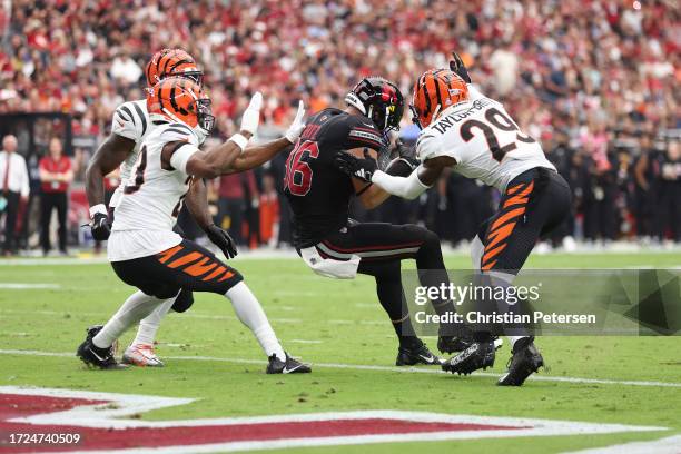 Zach Ertz of the Arizona Cardinals catches a touchdown pass against the Cincinnati Bengals during the second quarter at State Farm Stadium on October...