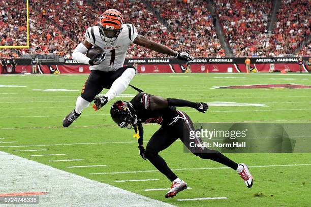 Ja'Marr Chase of the Cincinnati Bengals runs the ball against the Arizona Cardinals during the first half at State Farm Stadium on October 08, 2023...