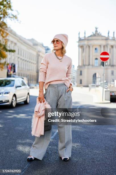 Influencer Tamara von Nayhauss, wearing light grey pants with wide legs by The Mercer, a rose cashmere pullover by The Mercer, a rose caschmere cap...