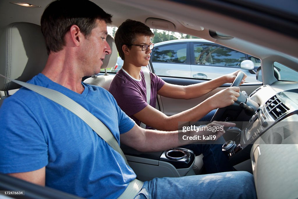 Adolescente aprendiendo a conducir