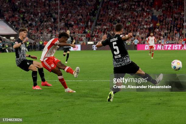 Kingsley Coman of FC Bayern München scores the 3rd team goal during the Bundesliga match between FC Bayern München and Sport-Club Freiburg at Allianz...