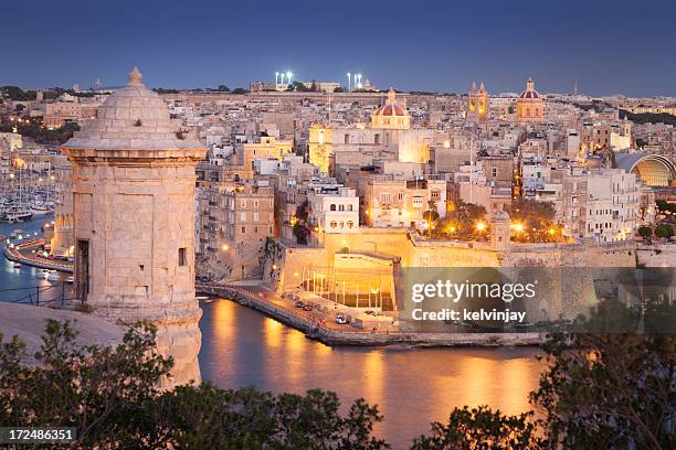 vista noturna de valletta, malta - malta - fotografias e filmes do acervo