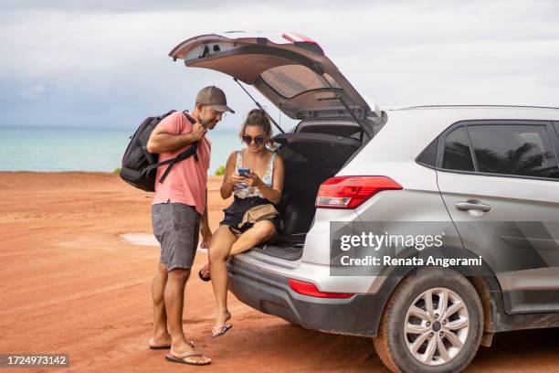viaje por carretera en pareja turística - viaje-en-carro fotografías e imágenes de stock