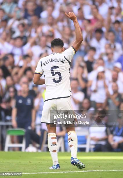 Jude Bellingham of Real Madrid celebrates victory on the final whistle during the LaLiga EA Sports match between Real Madrid CF and CA Osasuna at...