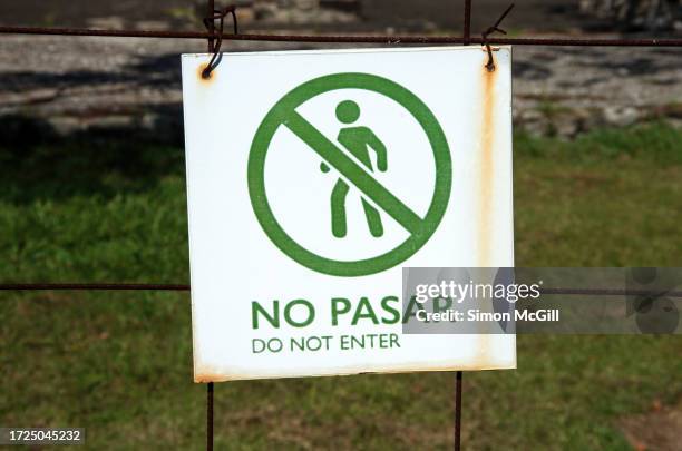 bi-lingual spanish- and english-language sign stating 'no pasar/do not enter' on a wire fence at the xochicalco archeological site, miacatlán, morelos, mexico - no trespassing segnale inglese foto e immagini stock