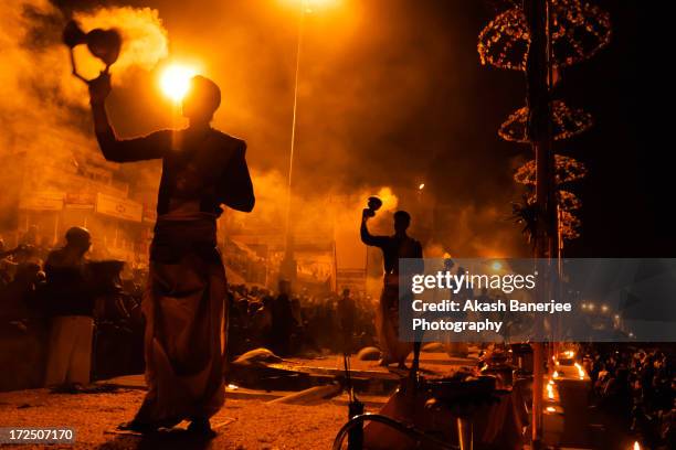 a day by the ganga - evening aarti on the ghat - varanasi stock-fotos und bilder