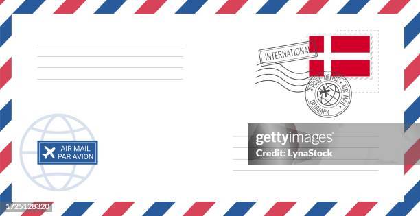 blanko-luftpostumschlag mit dänischer briefmarke. postkarten-vektorillustration mit dänischer nationalflagge isoliert auf weißem hintergrund. - mail stock illustrations stock-grafiken, -clipart, -cartoons und -symbole