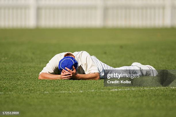 caduta di lui! - cricket player foto e immagini stock