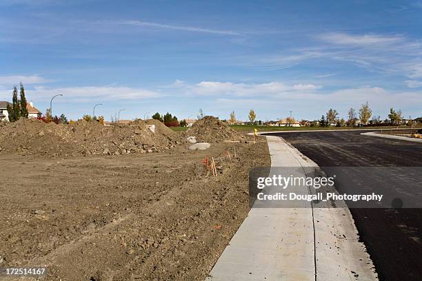 street and sidewalk in new saskatoon neighborhood - saskatoon stockfoto's en -beelden