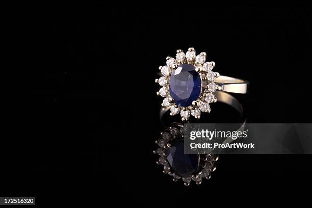 zaffiro & anello di diamanti - zaffiro foto e immagini stock