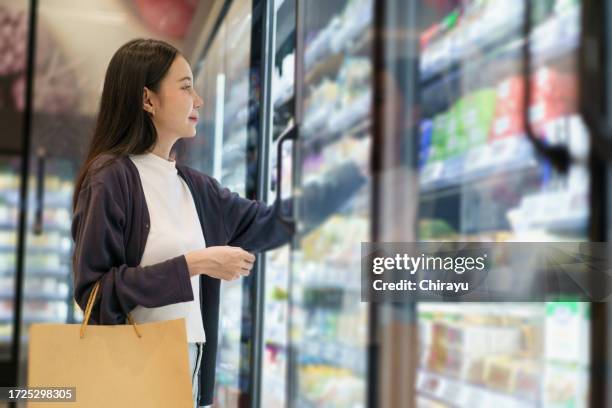 femme faisant ses courses à l’épicerie. - frozen stock photos et images de collection