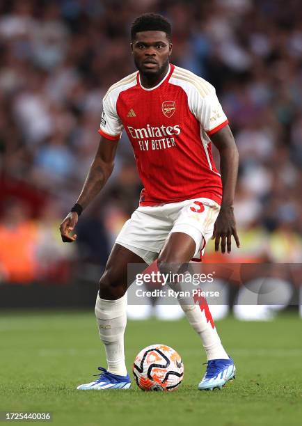 Thomas Partey of Arsenal controls the ball during the Premier League match between Arsenal FC and Manchester City at Emirates Stadium on October 08,...