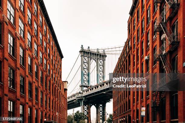 dumbo en brooklyn - dumbo brooklyn fotografías e imágenes de stock